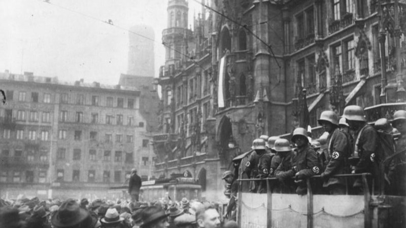 Bundesarchiv Bild 119 1486, Hitler Putsch, München, Marienplatz, tags: deutschland der und - CC BY-SA