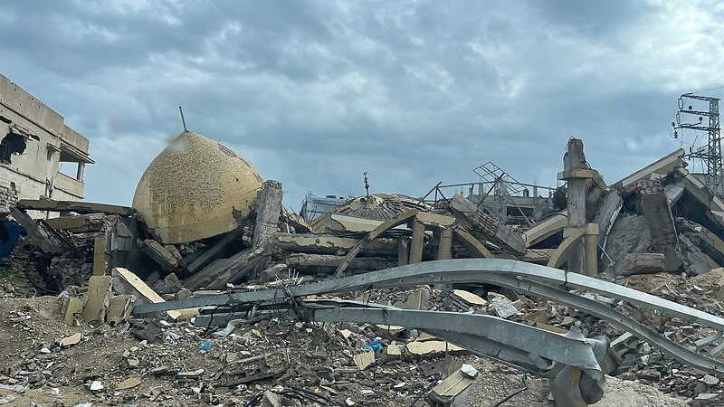 Destruction of cultural heritage during the Israeli invasion of the Gaza Strip - The wreckage of a destroyed building is strewn on the ground. The domes that used to form part of the mosque have collapsed and there is masonry and metal debris. Beyond the wreckage are electricity p..., tags: das die - CC BY-SA